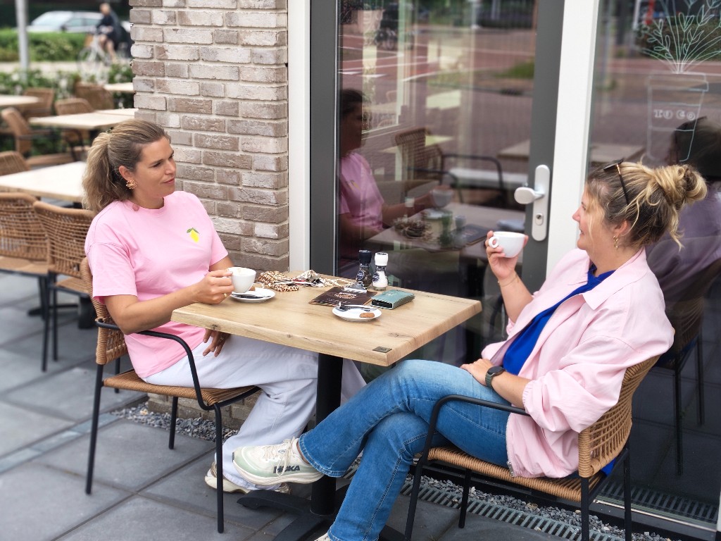 Gezellig bijkletsen op het terras bij Rubens